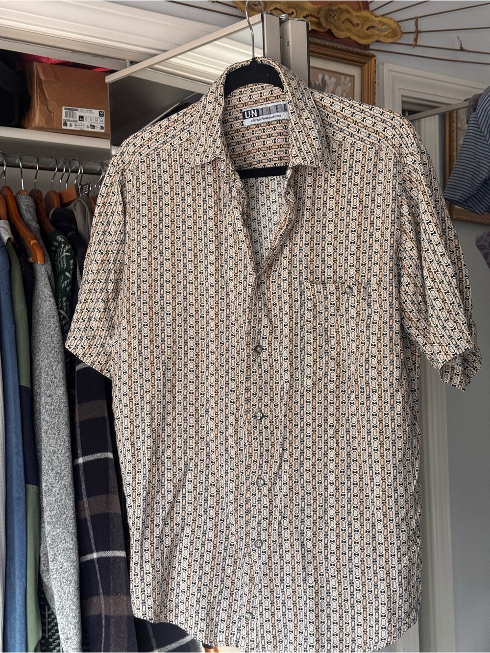 Uniqlo Men's Short Sleeve Button-Up Shirt in Beige Geometric Print